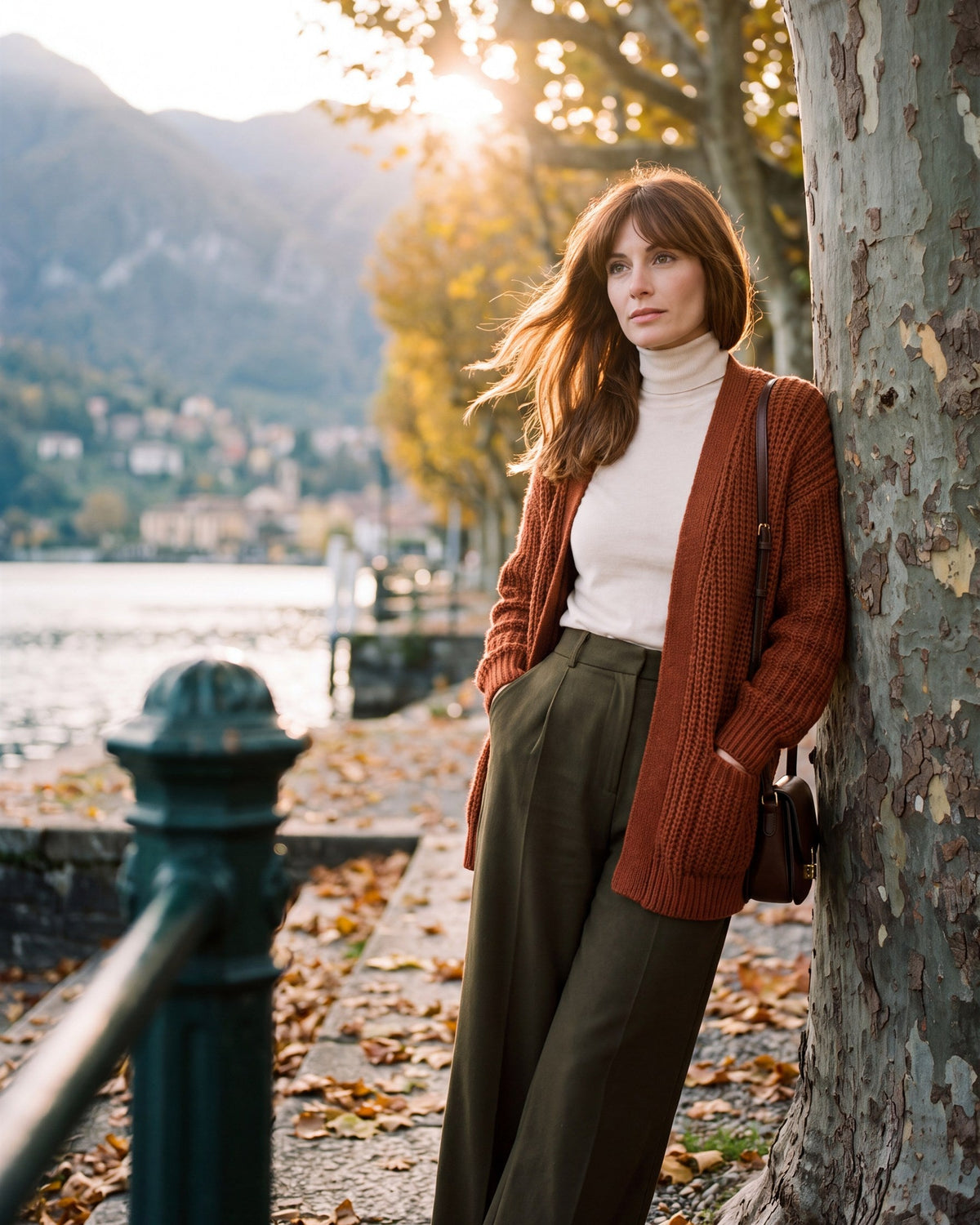 Essenziali d'autunno: cardigan color ruggine e dolcevita avorio sul lungolago in autunno