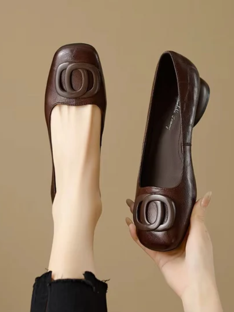 Loretta | Ballerine con punta quadrata e fibbia decorativa - Marrone cioccolato