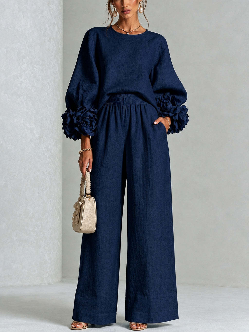 Ofelia, coordinato con polsini a fiori e pantaloni a gamba larga, blu navy