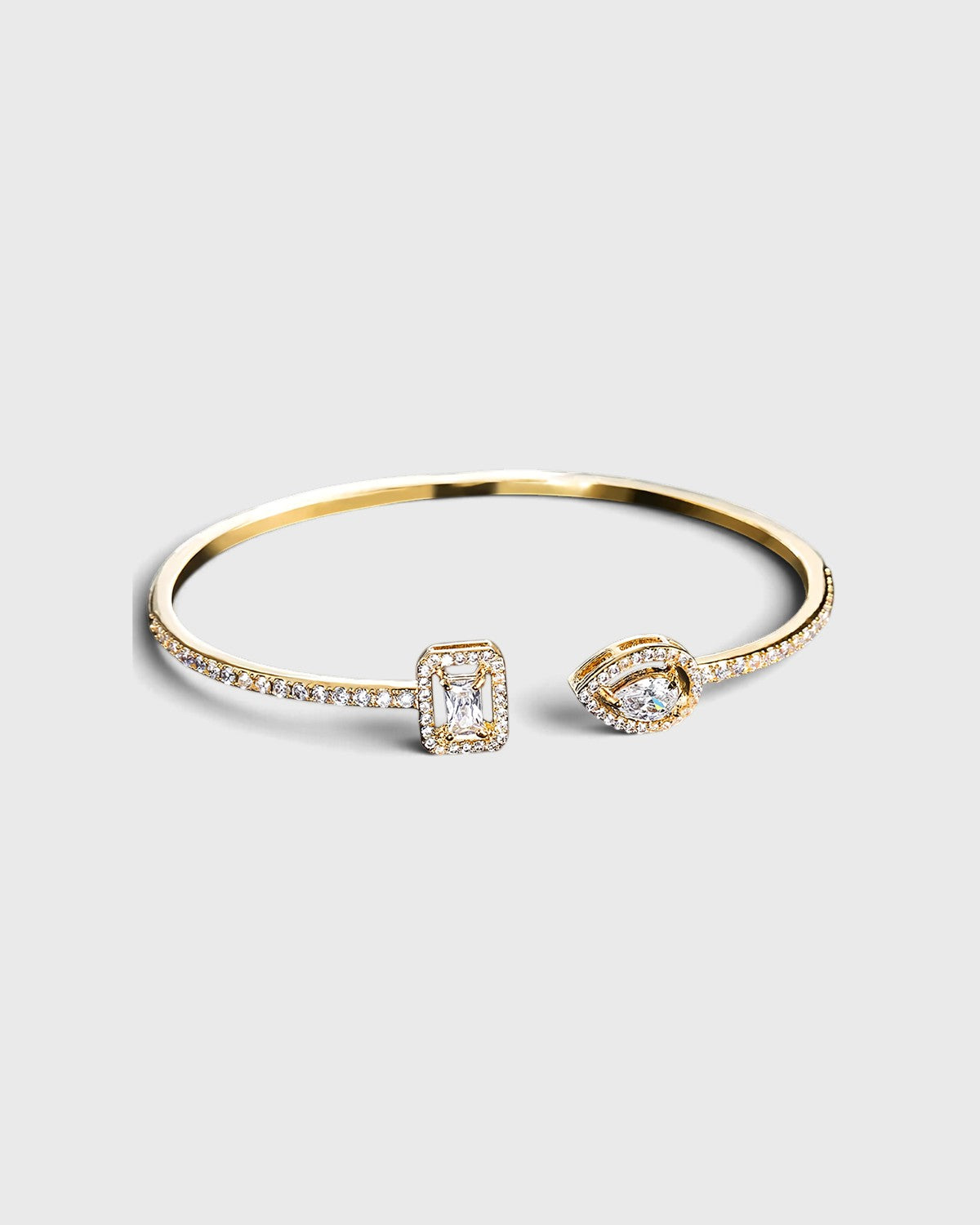 Bracciale bangle geometrico dorato con zirconi