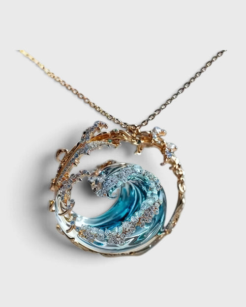 Collana con ciondolo a onda blu e dettagli dorati