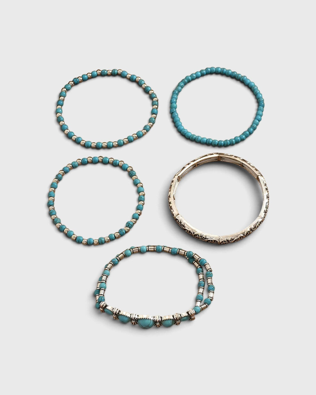 Set di cinque bracciali con pietre turchesi
