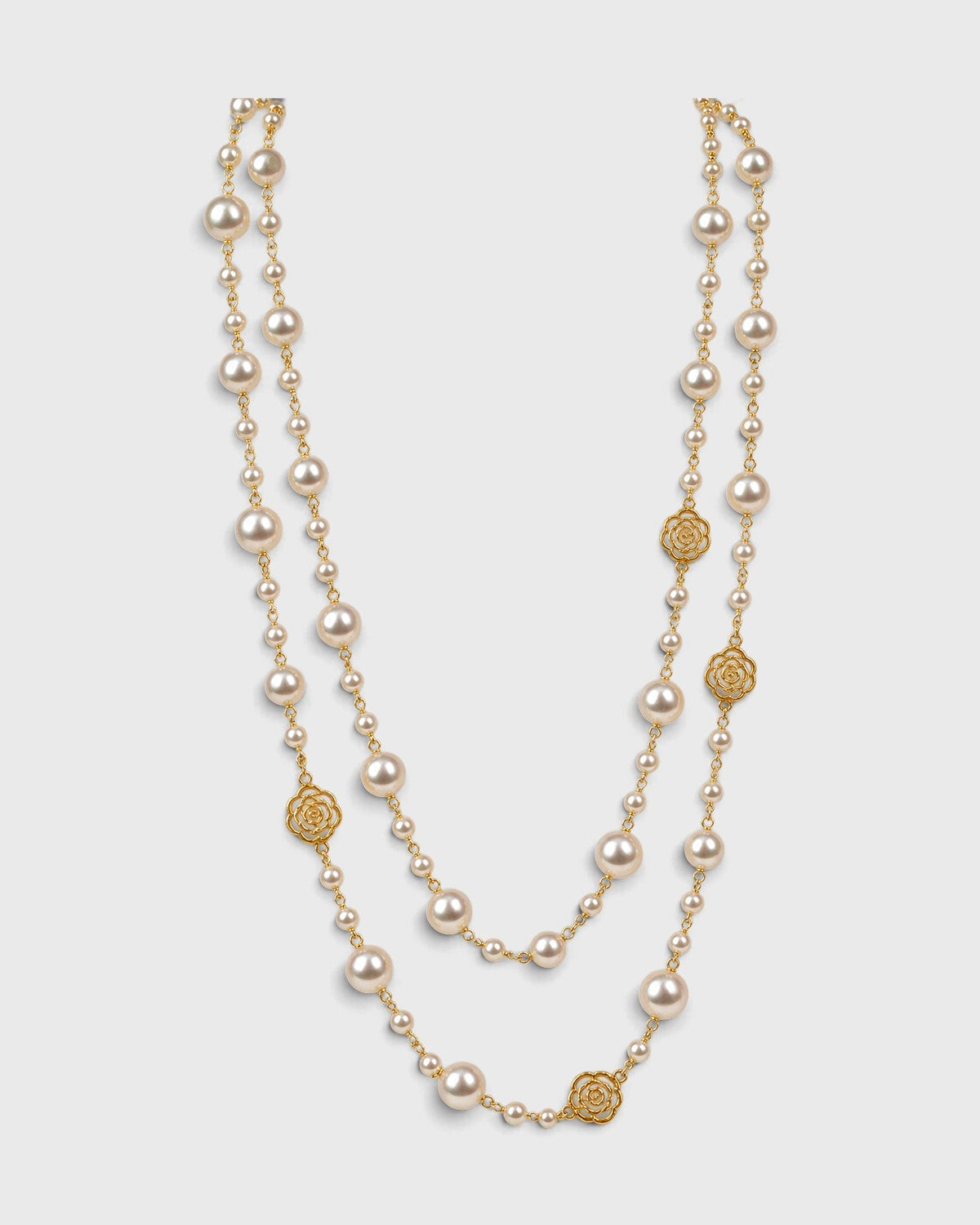 Collana lunga dorata con perle e rosette
