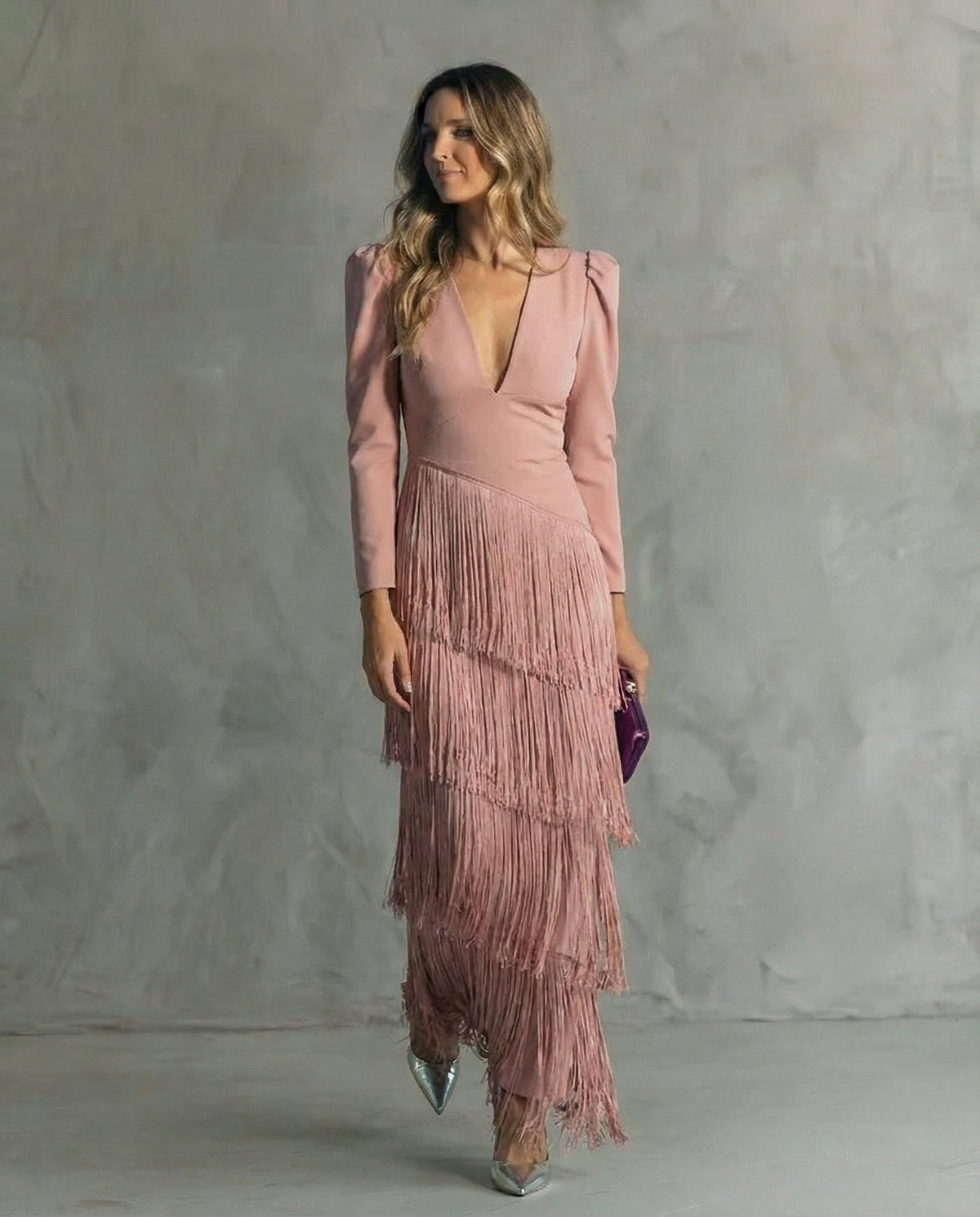 Chiara, vestito lungo con scollo a V e gonna a frange, rosa cipria
