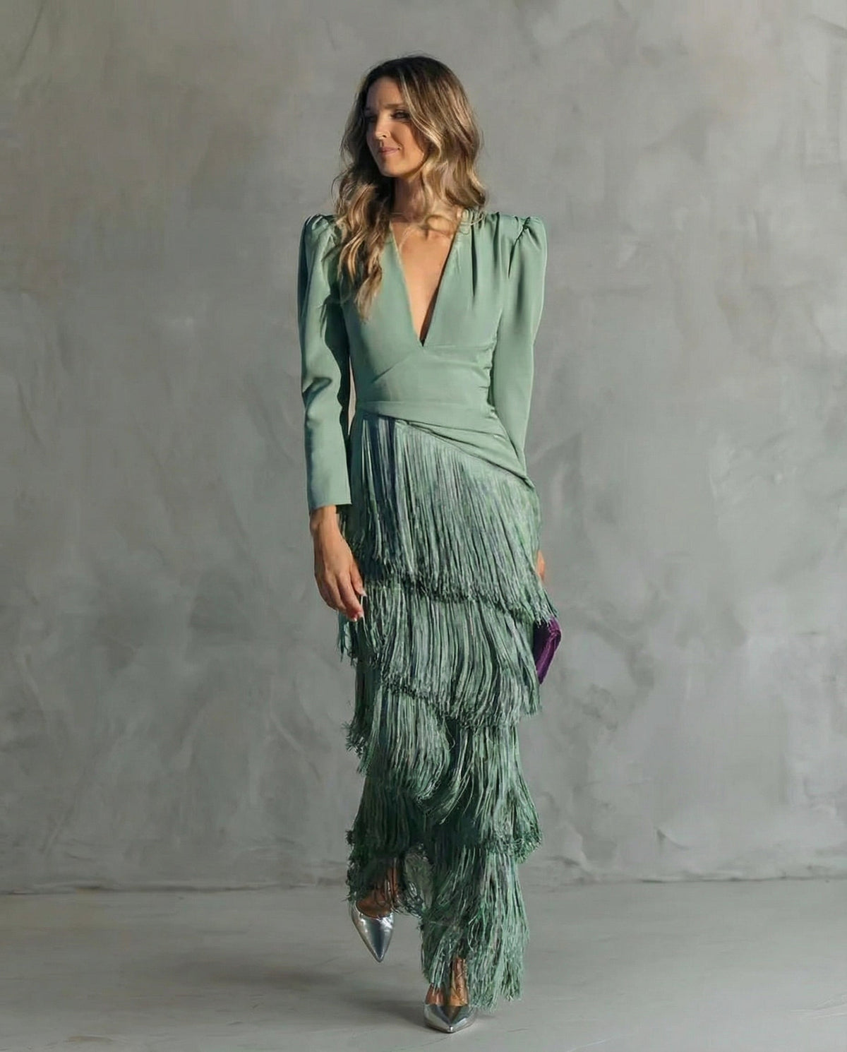 Chiara, vestito lungo con scollo a V e gonna a frange, verde salvia