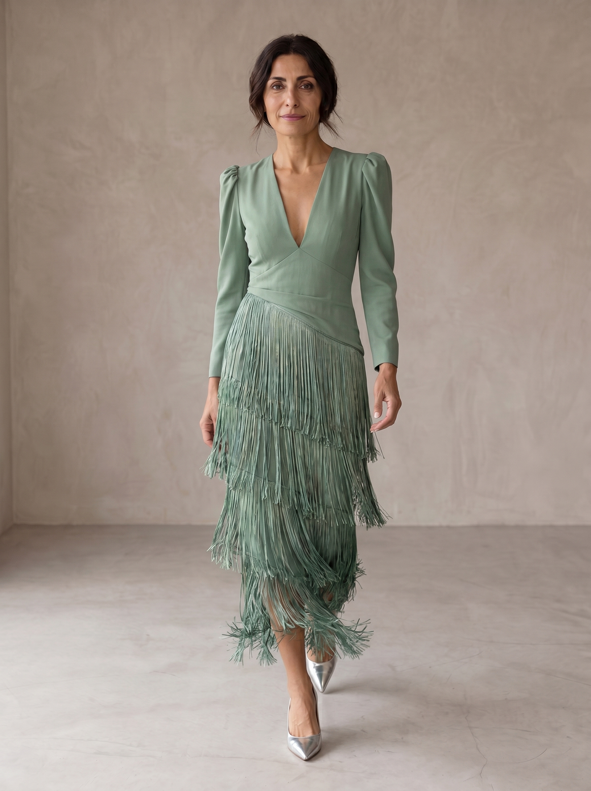 Chiara, vestito lungo con scollo a V e gonna a frange, verde salvia