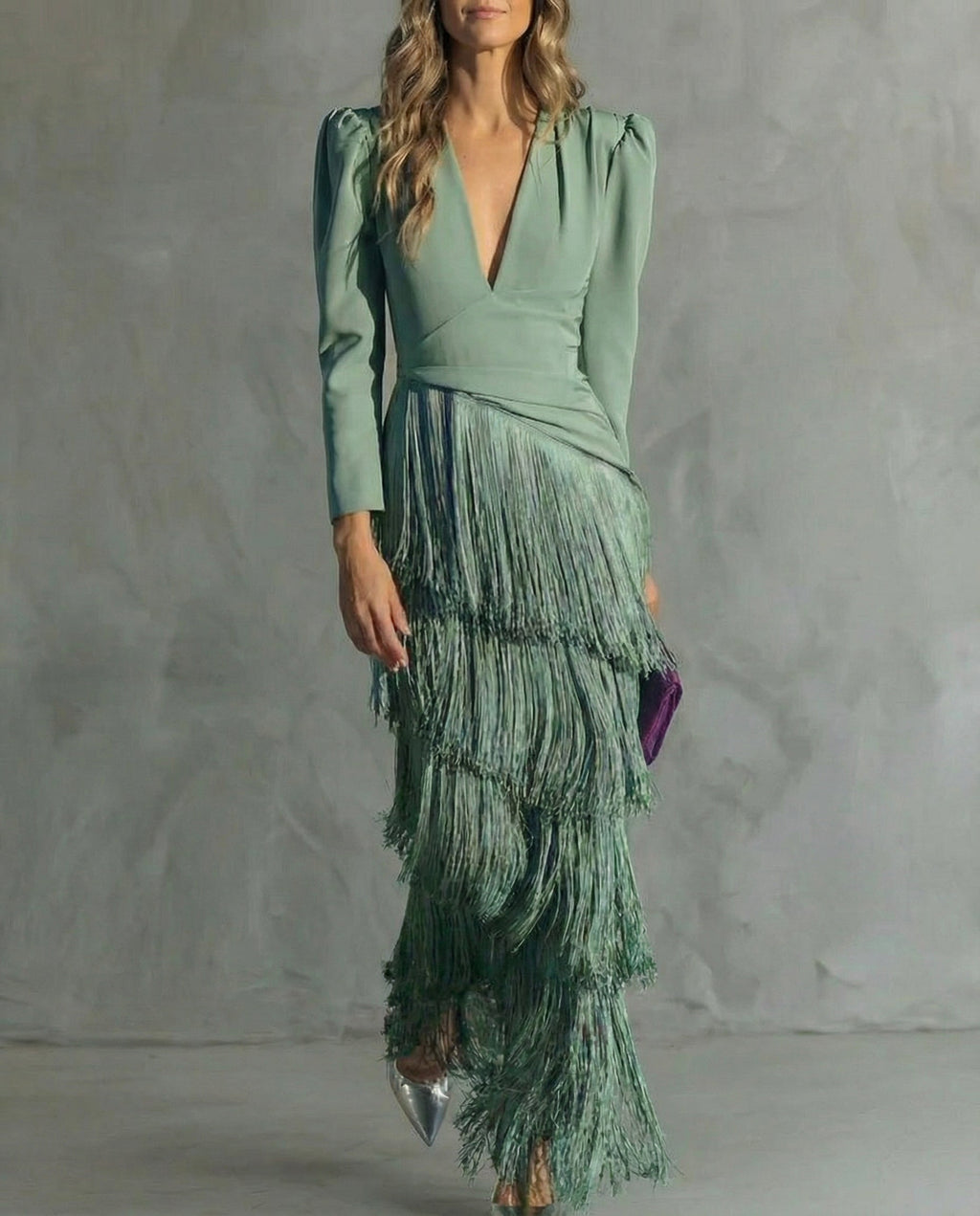 Chiara, vestito lungo con scollo a V e gonna a frange, verde salvia