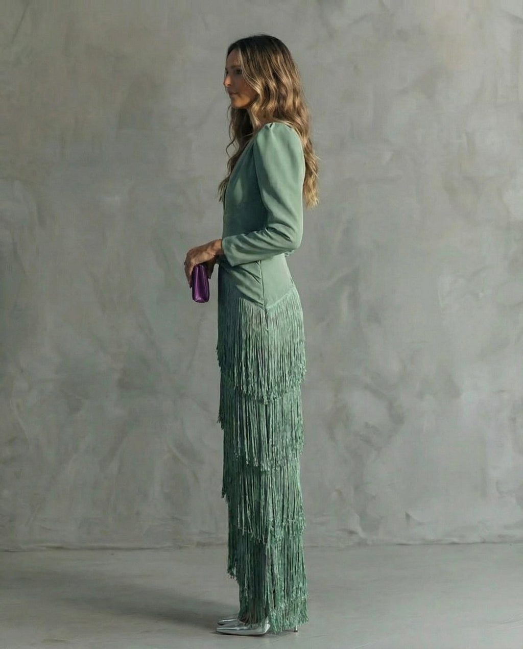 Chiara, vestito lungo con scollo a V e gonna a frange, verde salvia