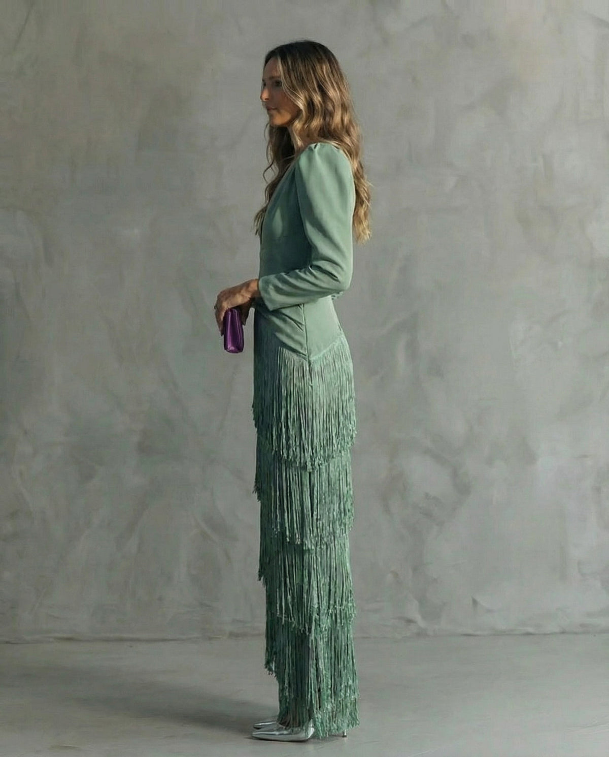Chiara, vestito lungo con scollo a V e gonna a frange, verde salvia