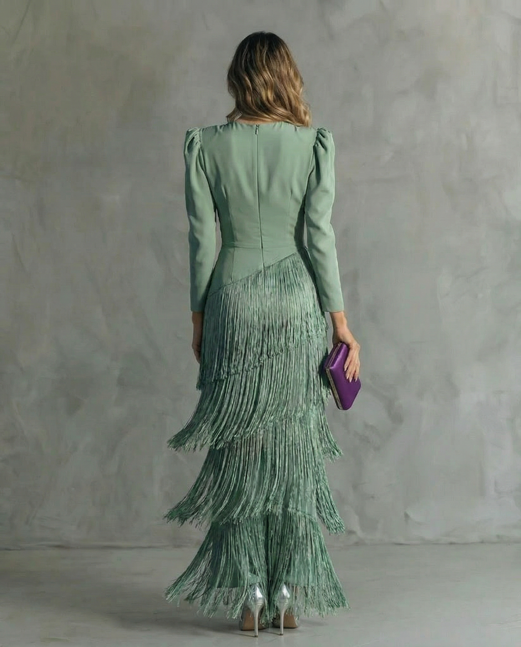 Chiara, vestito lungo con scollo a V e gonna a frange, verde salvia