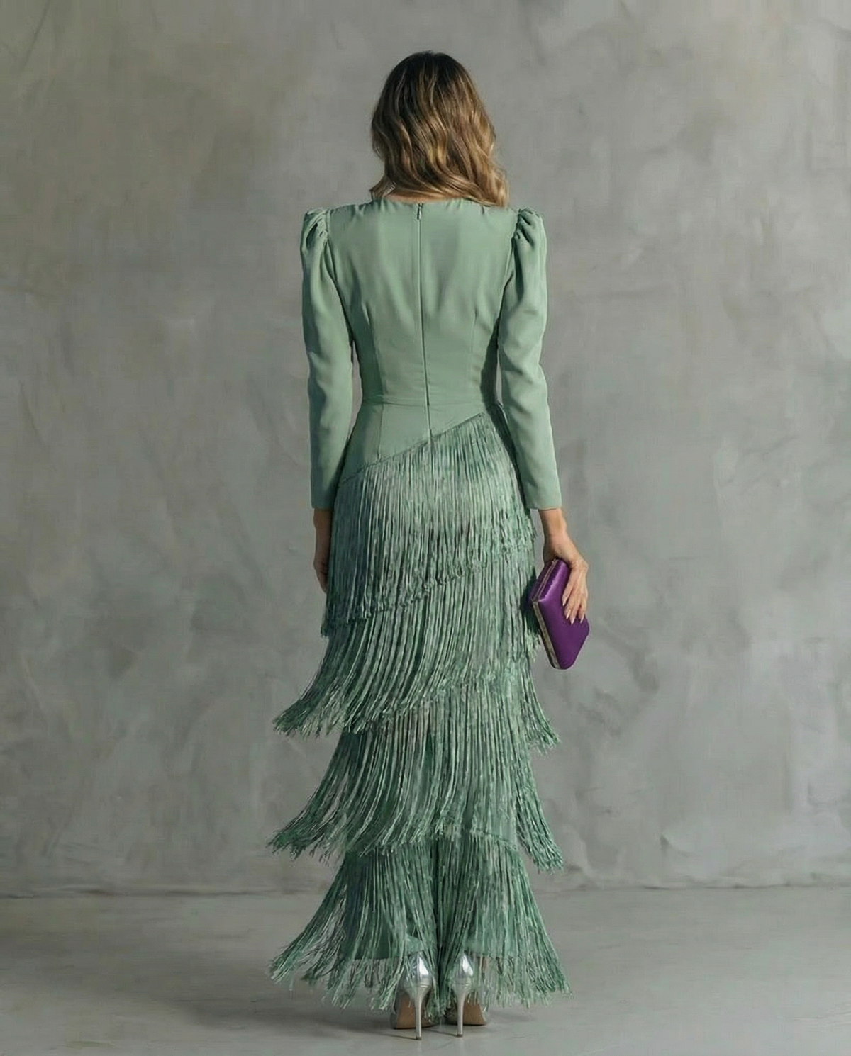 Chiara, vestito lungo con scollo a V e gonna a frange, verde salvia