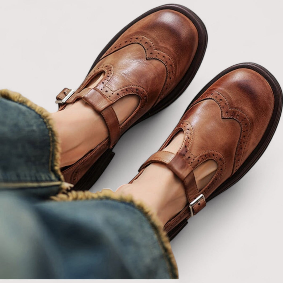 Elisa | Mary Jane stile brogue con cinturino a T - Marrone