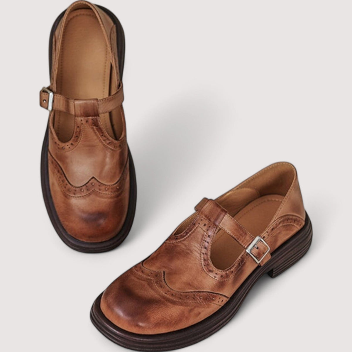 Elisa | Mary Jane stile brogue con cinturino a T - Marrone