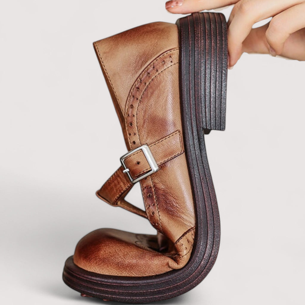 Elisa | Mary Jane stile brogue con cinturino a T - Marrone