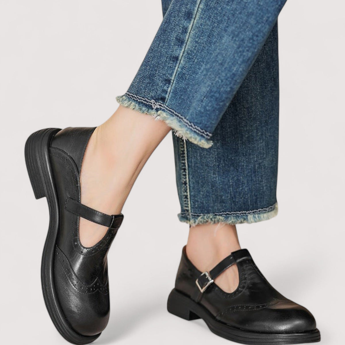 Elisa | Mary Jane stile brogue con cinturino a T - Nero