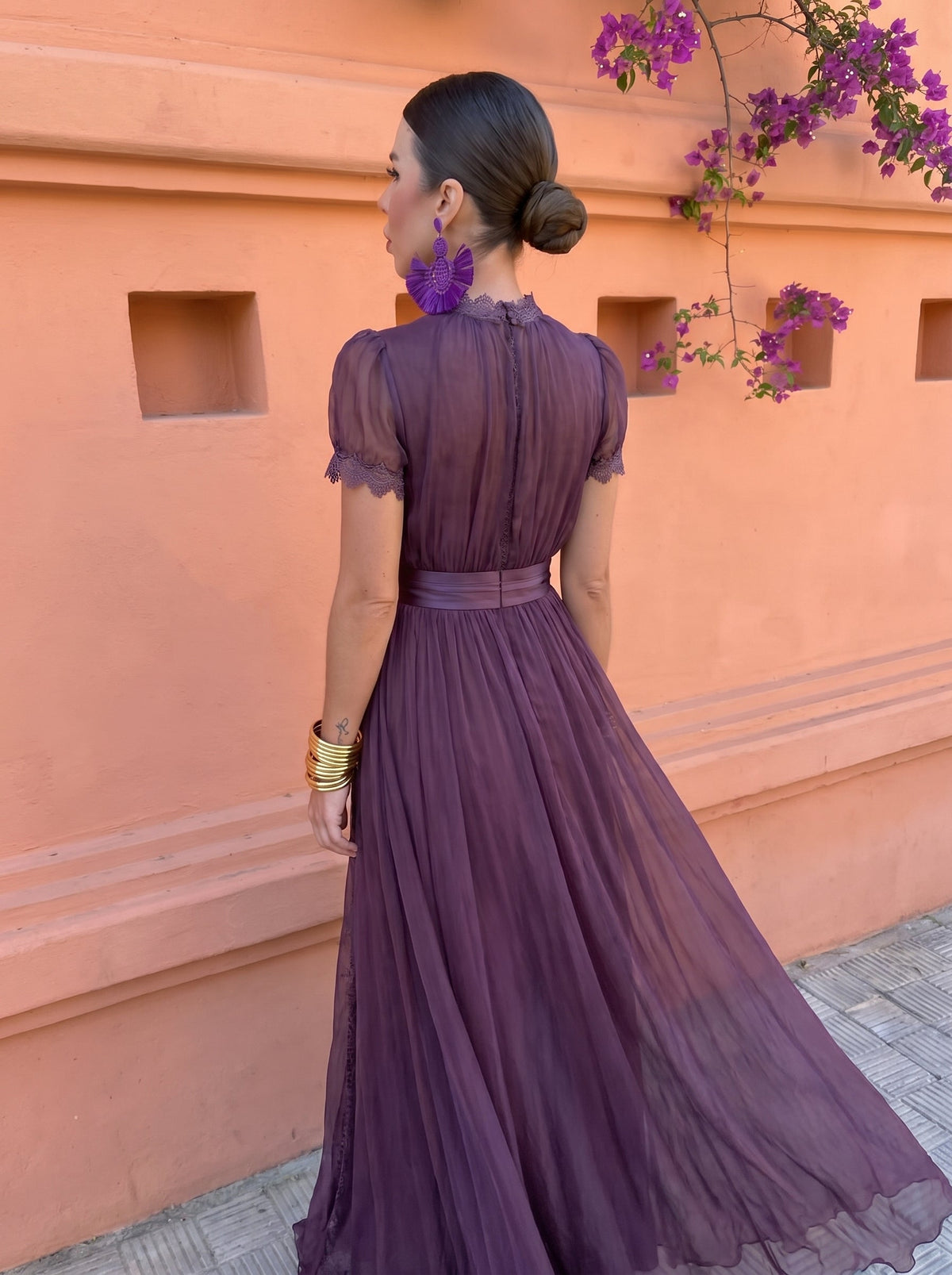 Gaetana, vestito lungo in chiffon con collo alto, melanzana