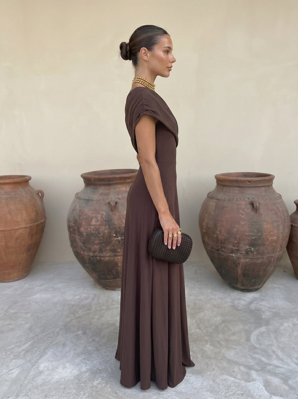 Teodora, vestito lungo drappeggiato, marrone cioccolato